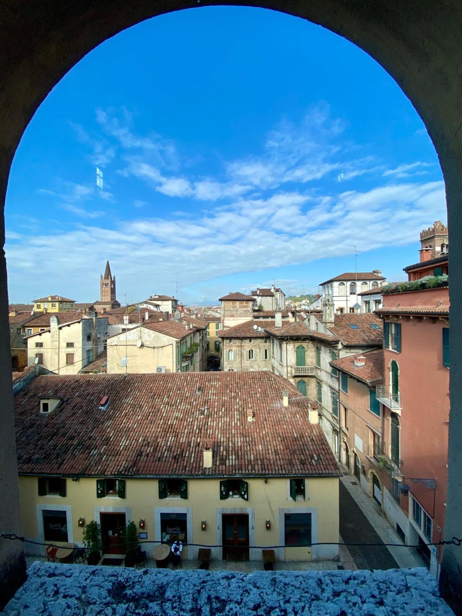 Verona Centro Piazza Erbe Exterior foto